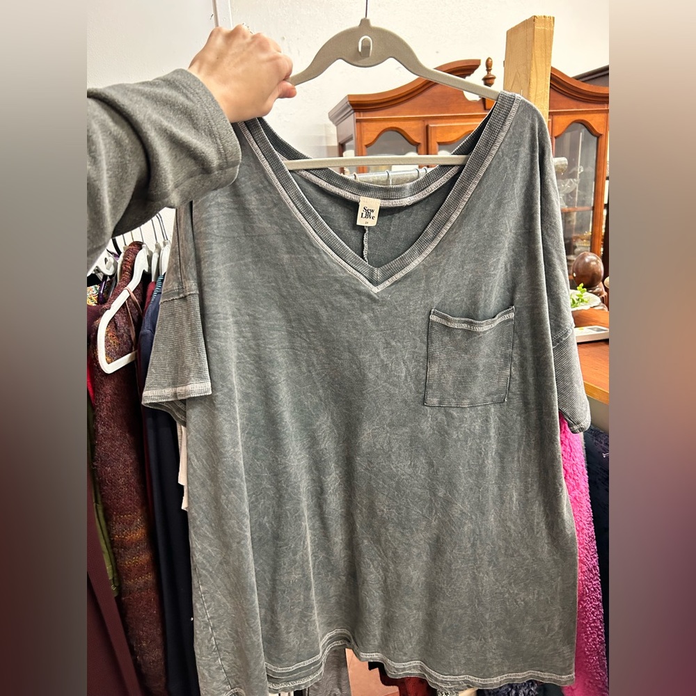 Loose acid washed tee